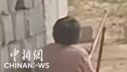 现场画面：伊朗一部落男子用猎枪射击美军搜救直升机；伊朗称美军战机被新研发的先进防空系统击落