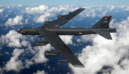 雷达全程无预警，B52突然闪现，以肉眼可见速度高速逼近客机