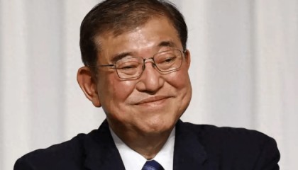 日本签了，无条件对美“投降”，石破茂关键时刻扛不住了，直接选择下台