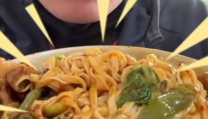 潘玮柏在成都一顿吃了5碗面，网友：太会吃了