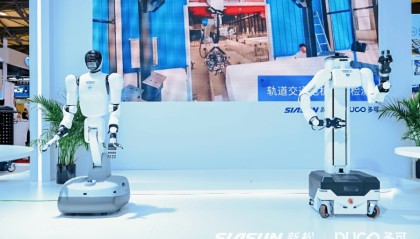 中科新松发布双人形机器人，赋能工业与商业柔性协作新未来