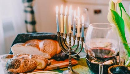 相恋2年生下一女,女子再次怀孕6个月男友去世,生下遗腹子想要80万赔偿款遭拒:没领证是外人