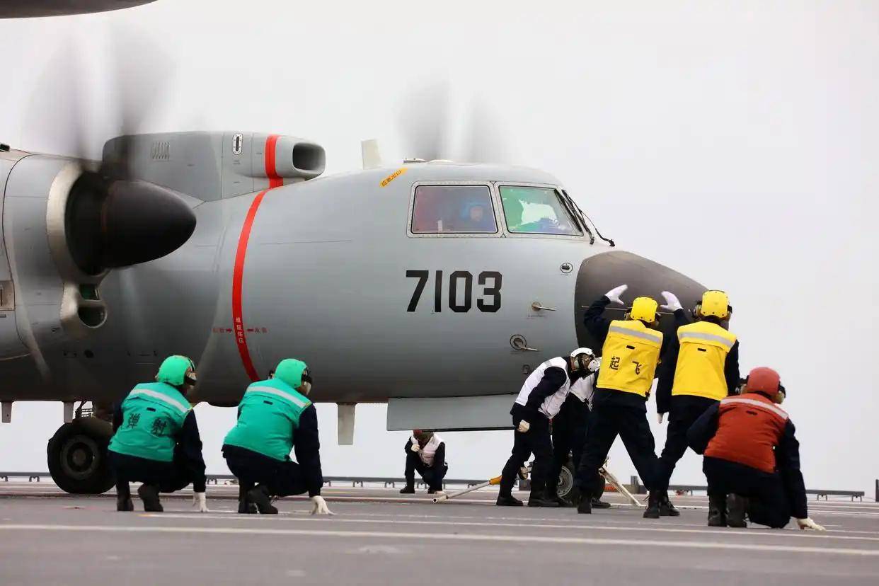 现场高清大图！一起感受舰载机弹射起飞“首秀”震撼瞬间