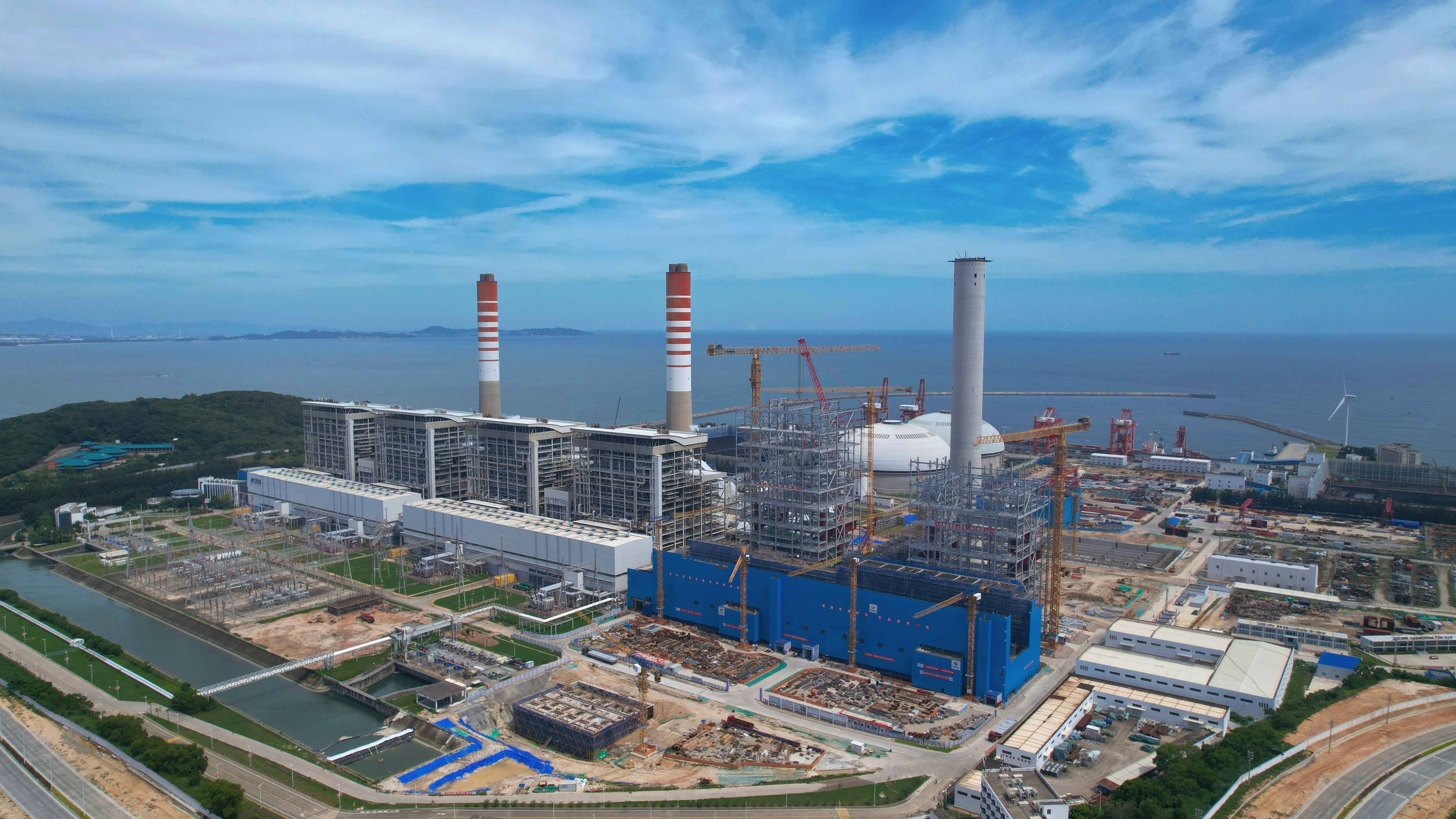 中能建建筑集团华能海门百万项目5号锅炉首根大板梁顺利吊装就位