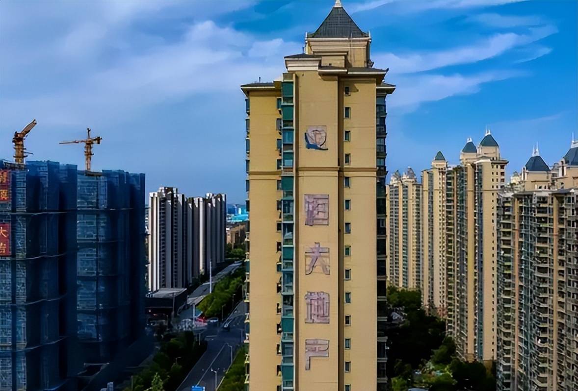 当年是什么原因将庞大的中国恒大集团压倒的?